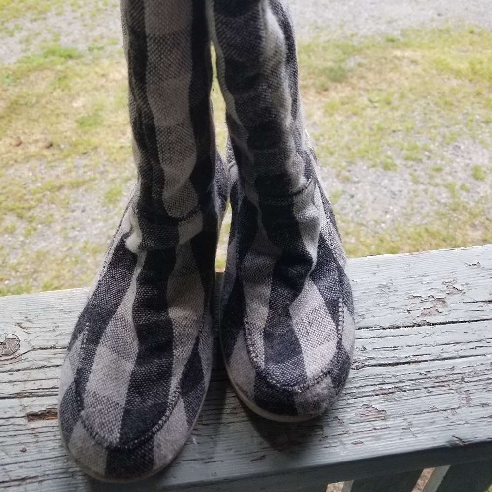 Roxy Size 6 soft fuzzy boots